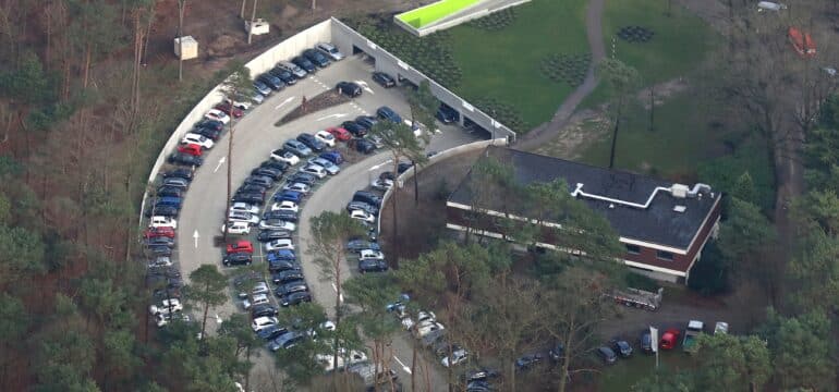 Bosch Beton - Keerwanden als grondkering bij de parkeergarage van KNVB Campus in Zeist