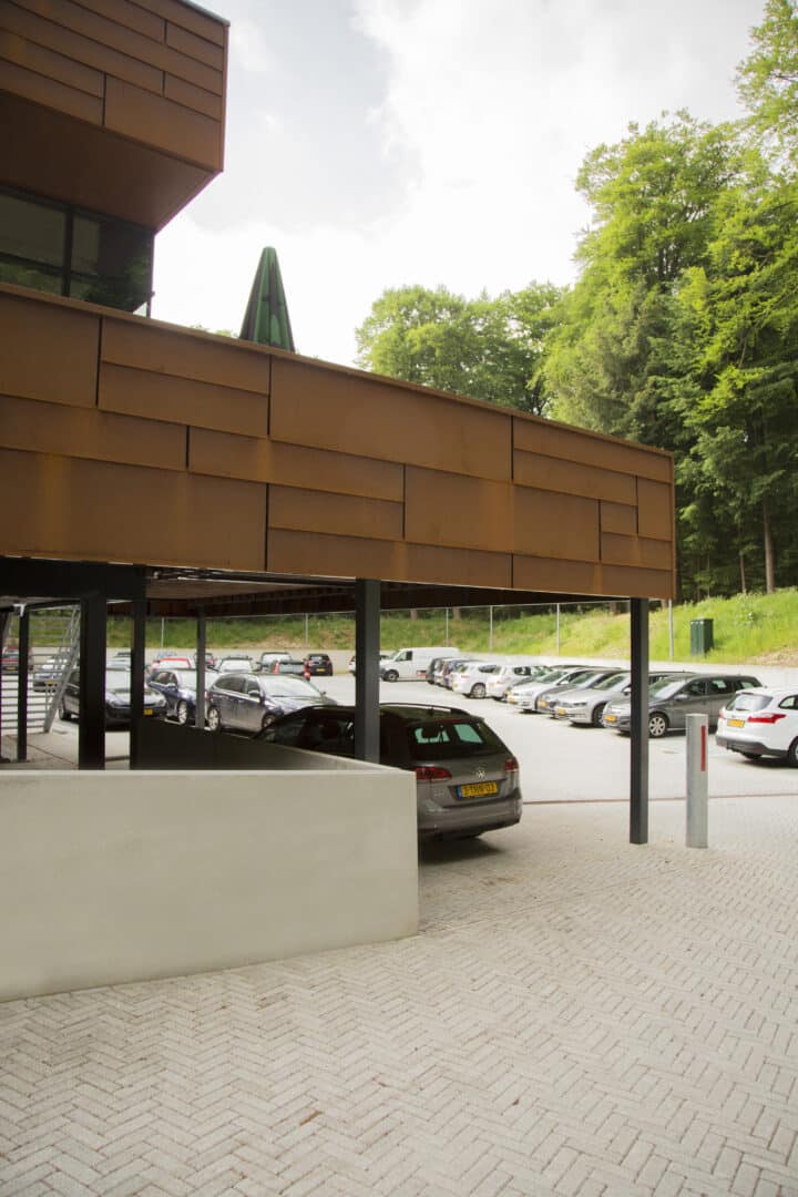 Bosch Beton - Keerwanden als grondkering bij de parkeergarage van KNVB Campus in Zeist