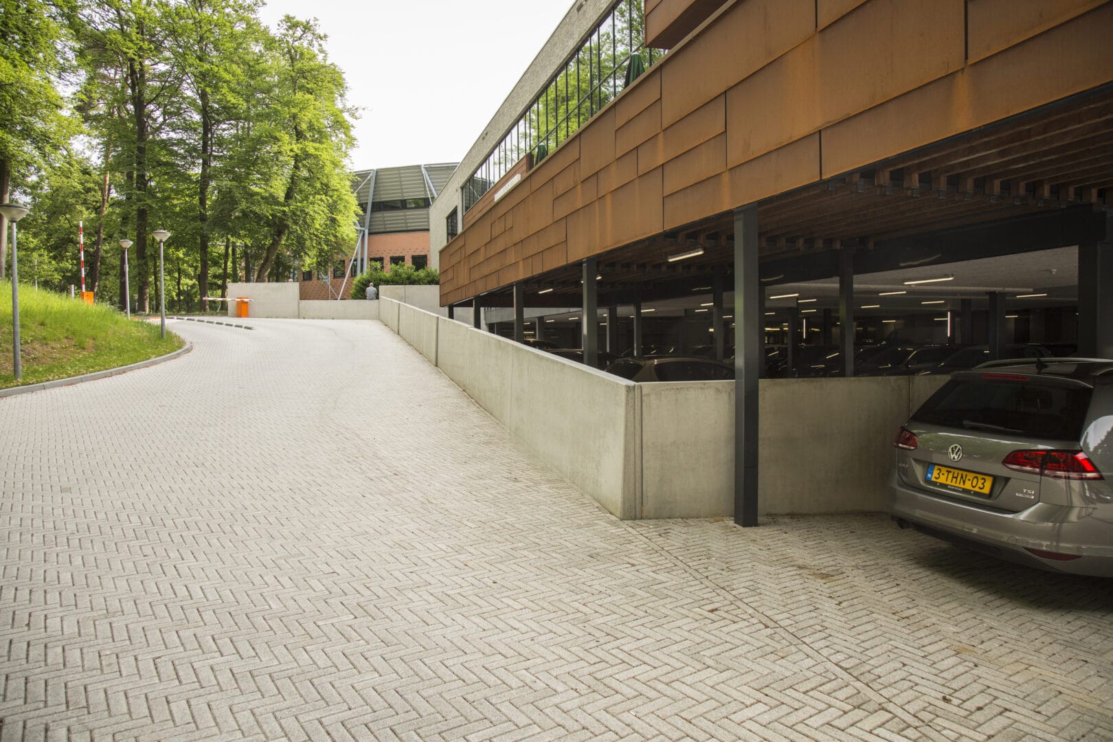 Bosch Beton - Keerwanden als grondkering bij de parkeergarage van KNVB Campus in Zeist