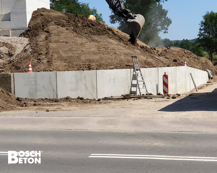 Bosch Beton - Keerwanden voor steile talud bij fiets- en voetgangersbrug Cuijk-Mook