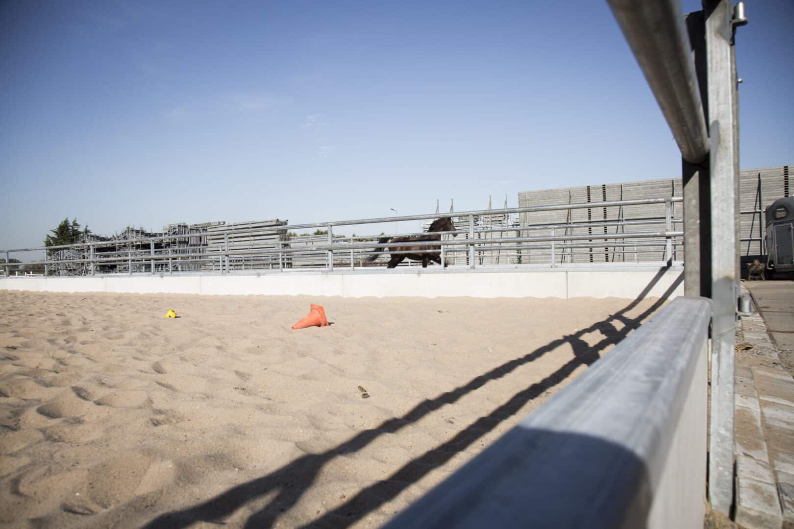 Bosch Beton - Paddocks van keerwanden voor Arabische renpaarden