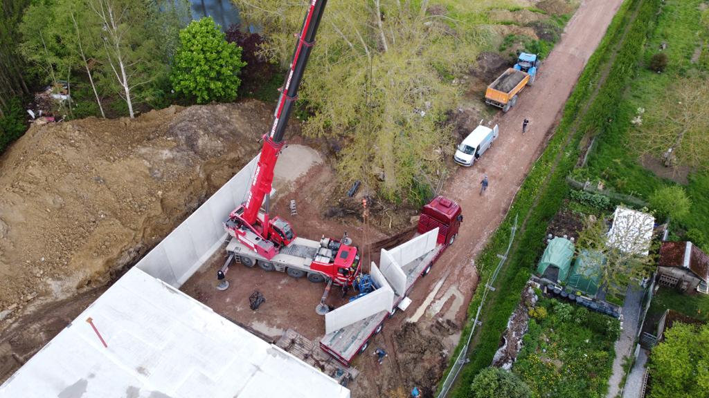 Bosch Beton - Keerwanden voor niveauverschil tussen tuin en straat in Zonnebeke, België