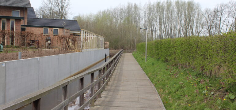 Bosch Beton - Keerwanden als grond- en waterkering langs vlonderpad in Weerselo