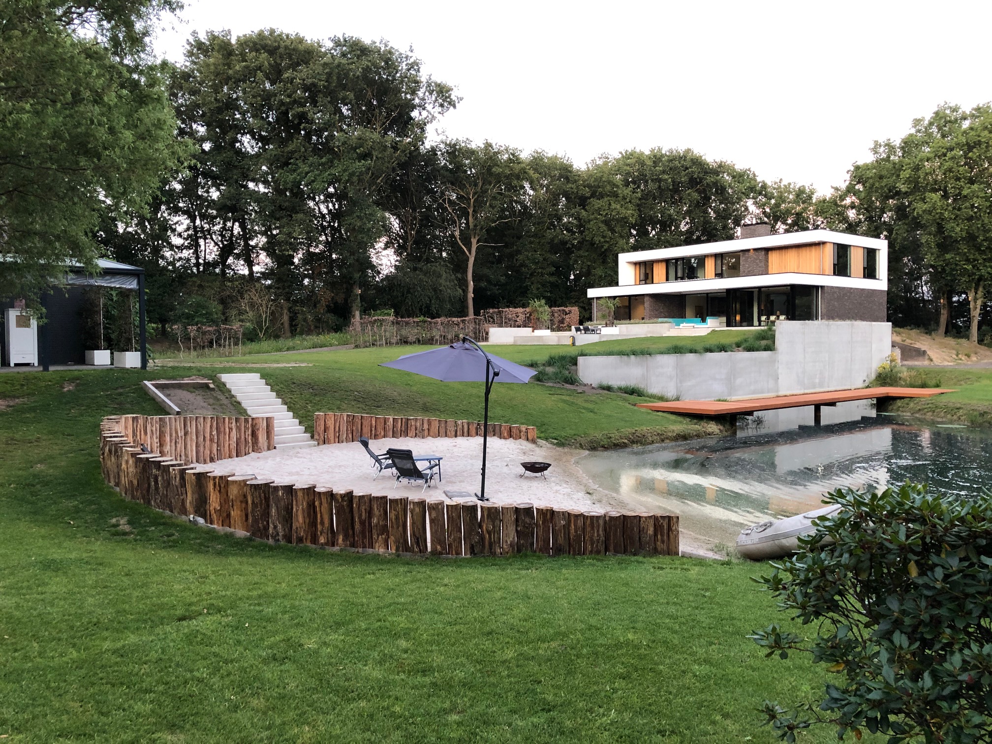 Stützwände überbrücken Höhenunterschied an Villa