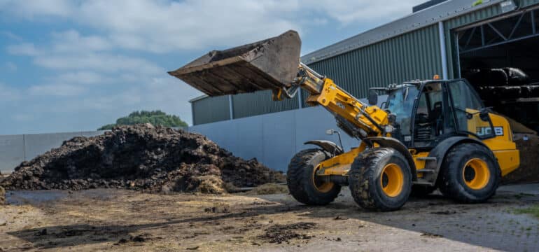Bosch Beton - Mestopslag van keerwanden bij melkveehouder in Burgerbrug