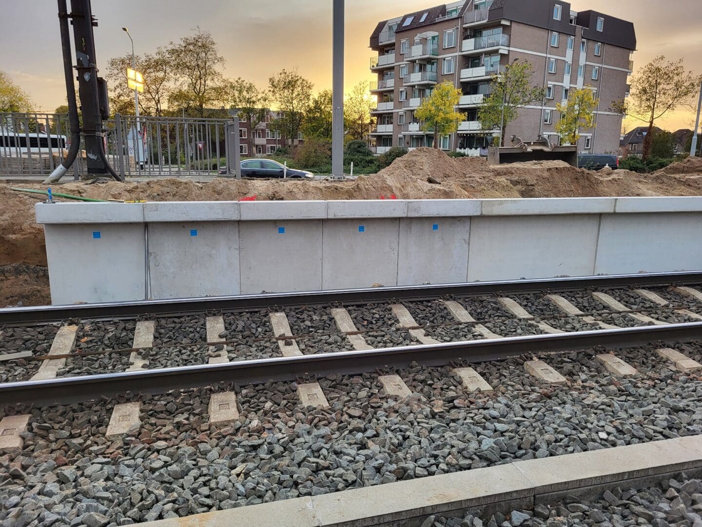 Bosch Beton - Eerste cementloos geproduceerde perronwanden voor veldtest geplaatst op station Blerick