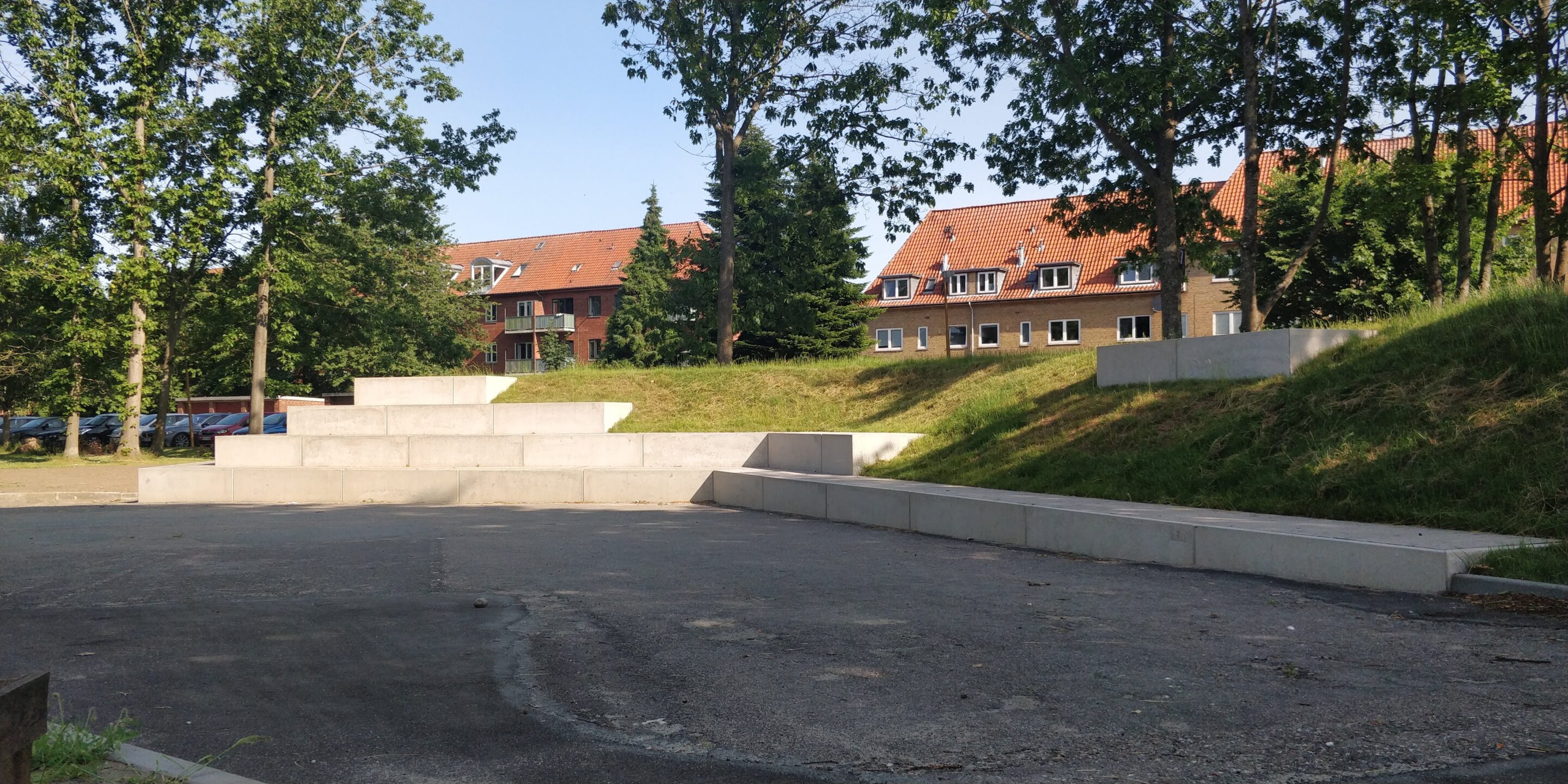 Mit Stützwänden realisierte Sitzplätze in öffentlichem Park in Dänemark