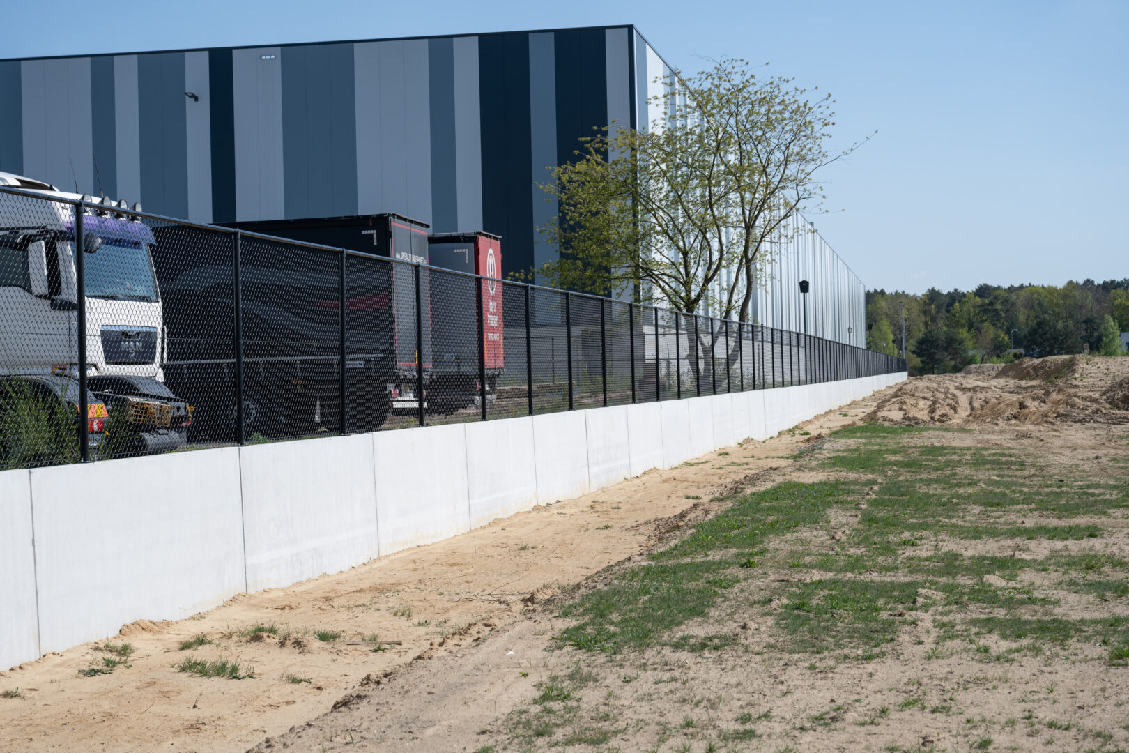 Bosch Beton - Solide terreinafscheiding van keerwanden bij distributiecentrum in Roermond