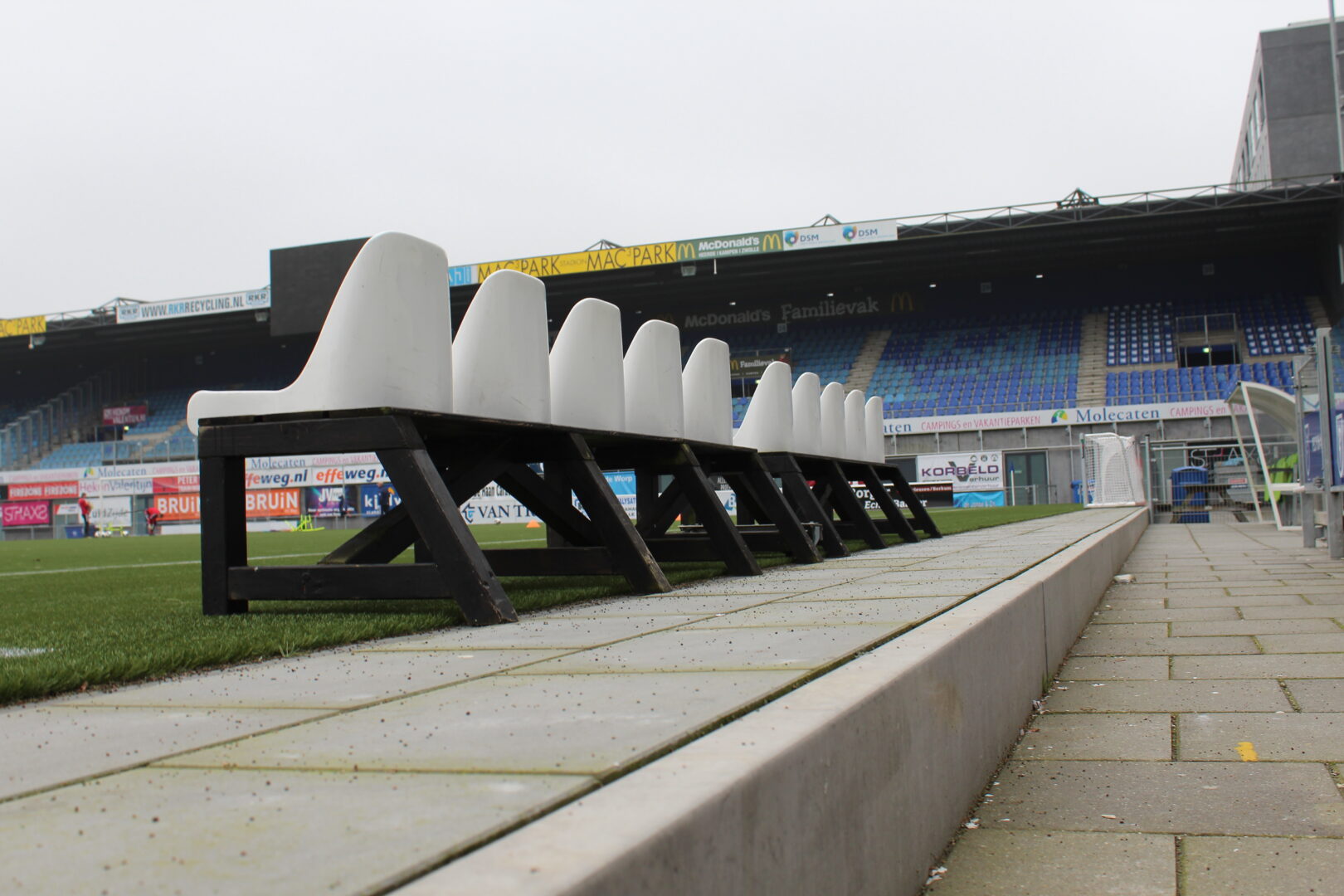 Bosch Beton - Keerwanden verhogen kunstgrasveld van PEC Zwolle
