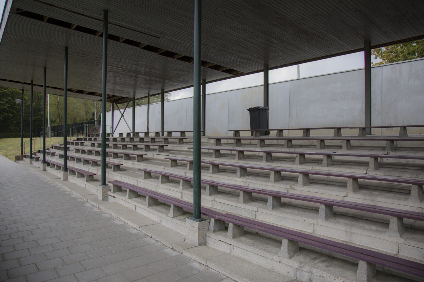 Bosch Beton - Modernisering sportpark Dieren met keerwanden als terreinafscheiding en windkering