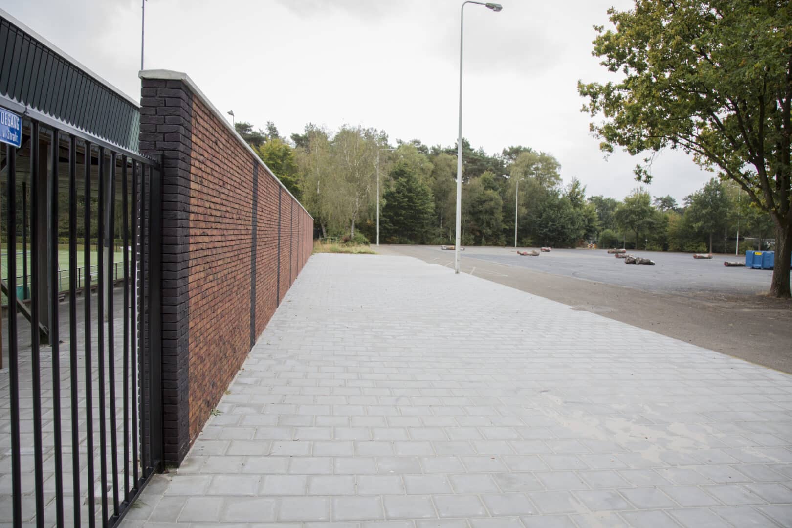 Bosch Beton - Modernisering sportpark Dieren met keerwanden als terreinafscheiding en windkering