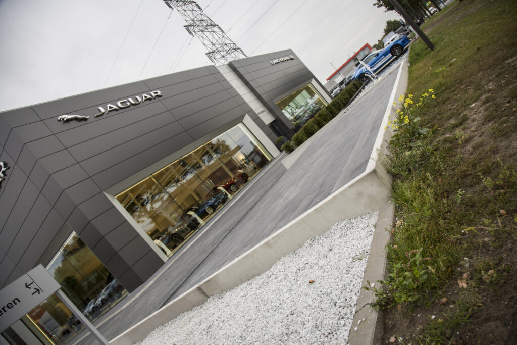 Bosch Beton Teich und Plattform aus Stützwänden bei Autohaus in Apeldoorn