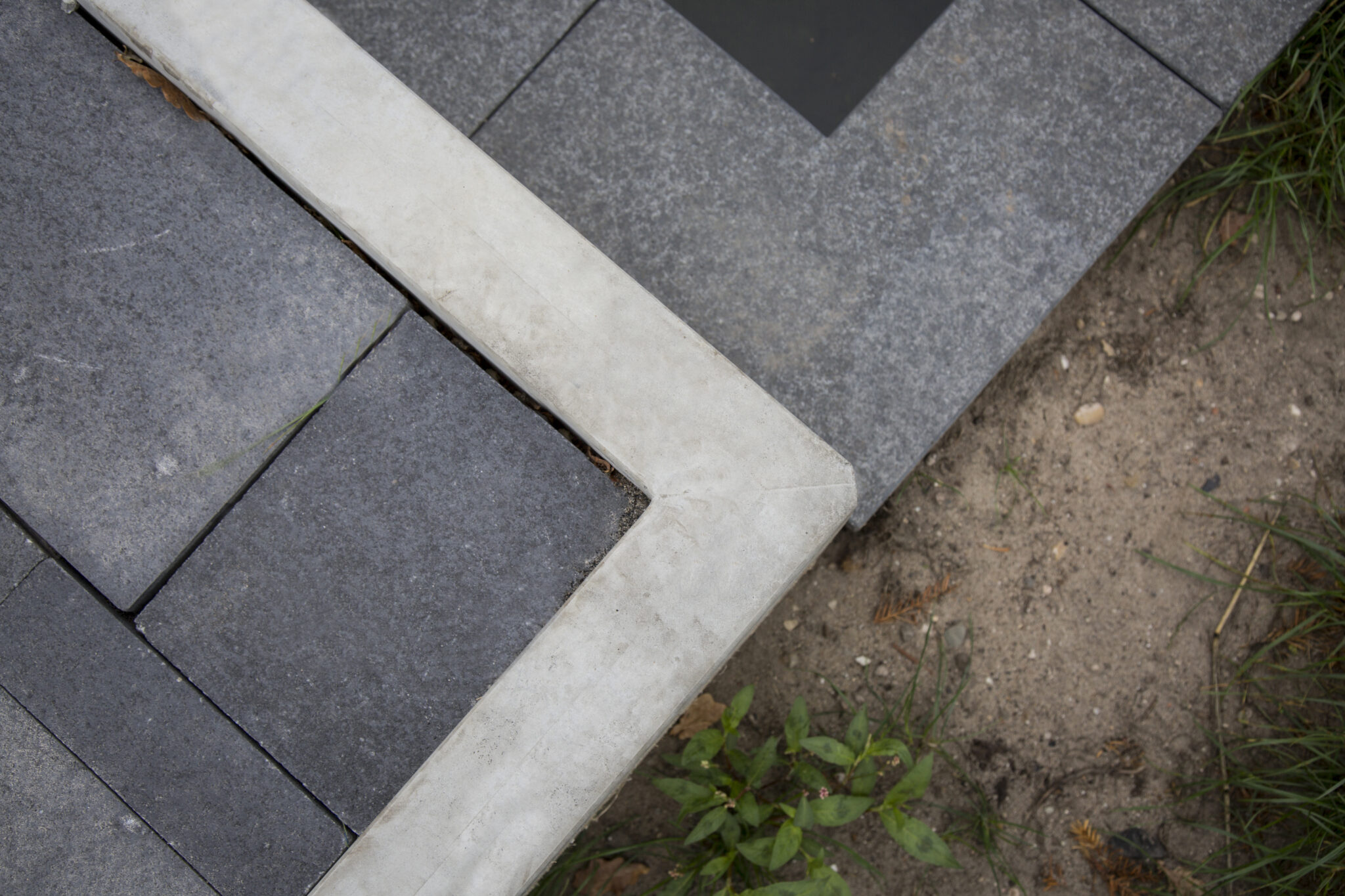 Bosch Beton Teich und Plattform aus Stützwänden bei Autohaus in Apeldoorn