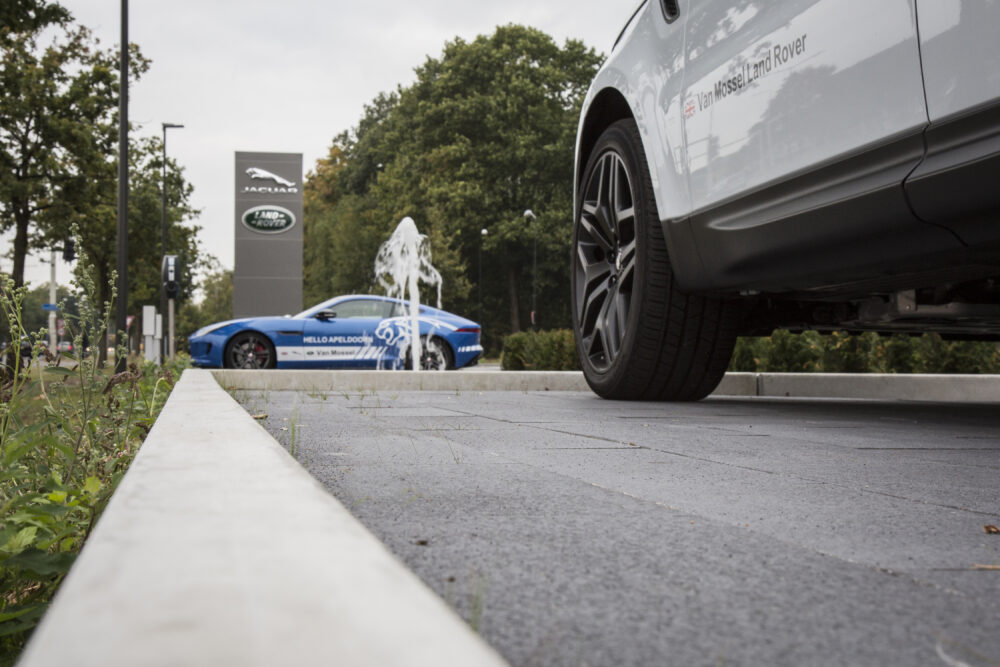Bosch Beton Teich und Plattform aus Stützwänden bei Autohaus in Apeldoorn