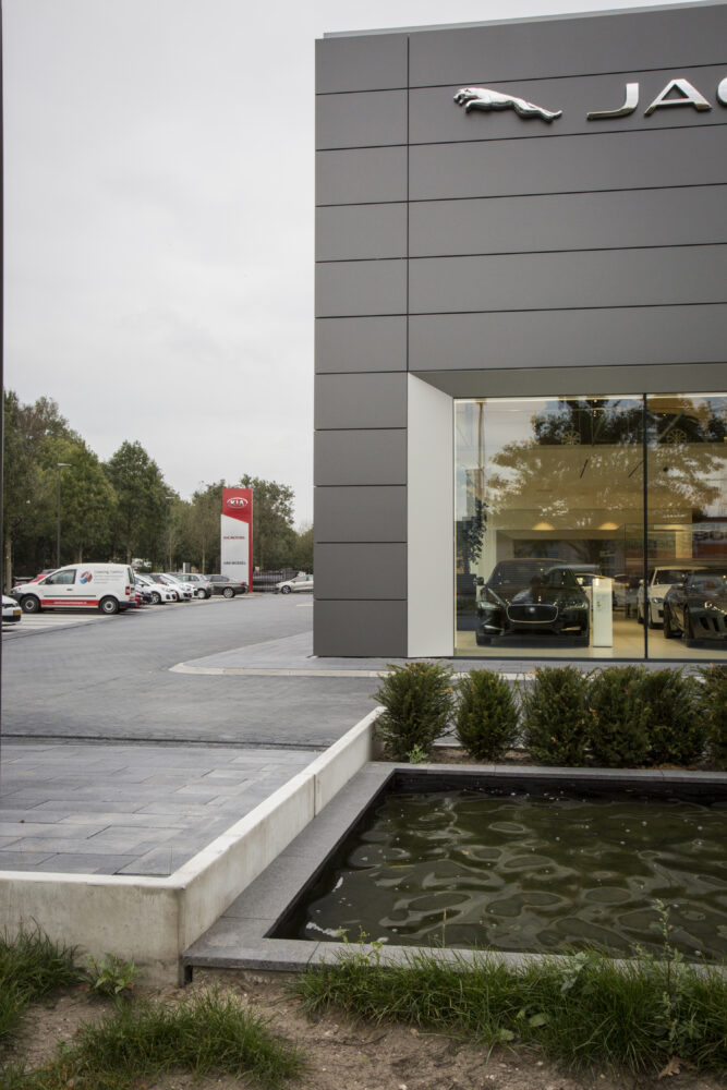 Bosch Beton Teich und Plattform aus Stützwänden bei Autohaus in Apeldoorn