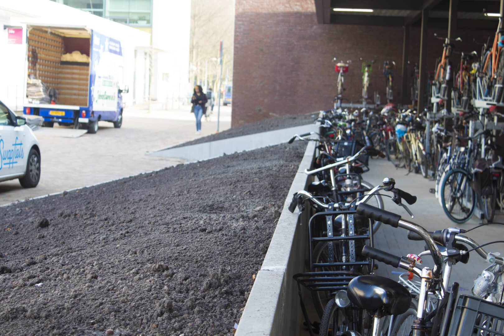 Bosch Beton - Keerwanden voor architectonische fietsenstalling TU Delft