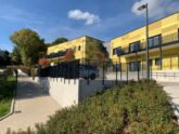 Stützwände fangen höhenunterschied am kindergarten