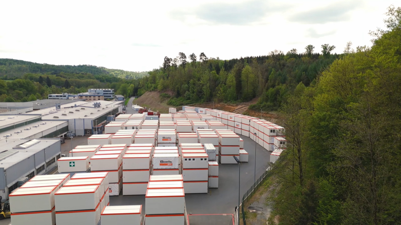 Stützwände schaffen Raum am Hang für den Logistikverkehr