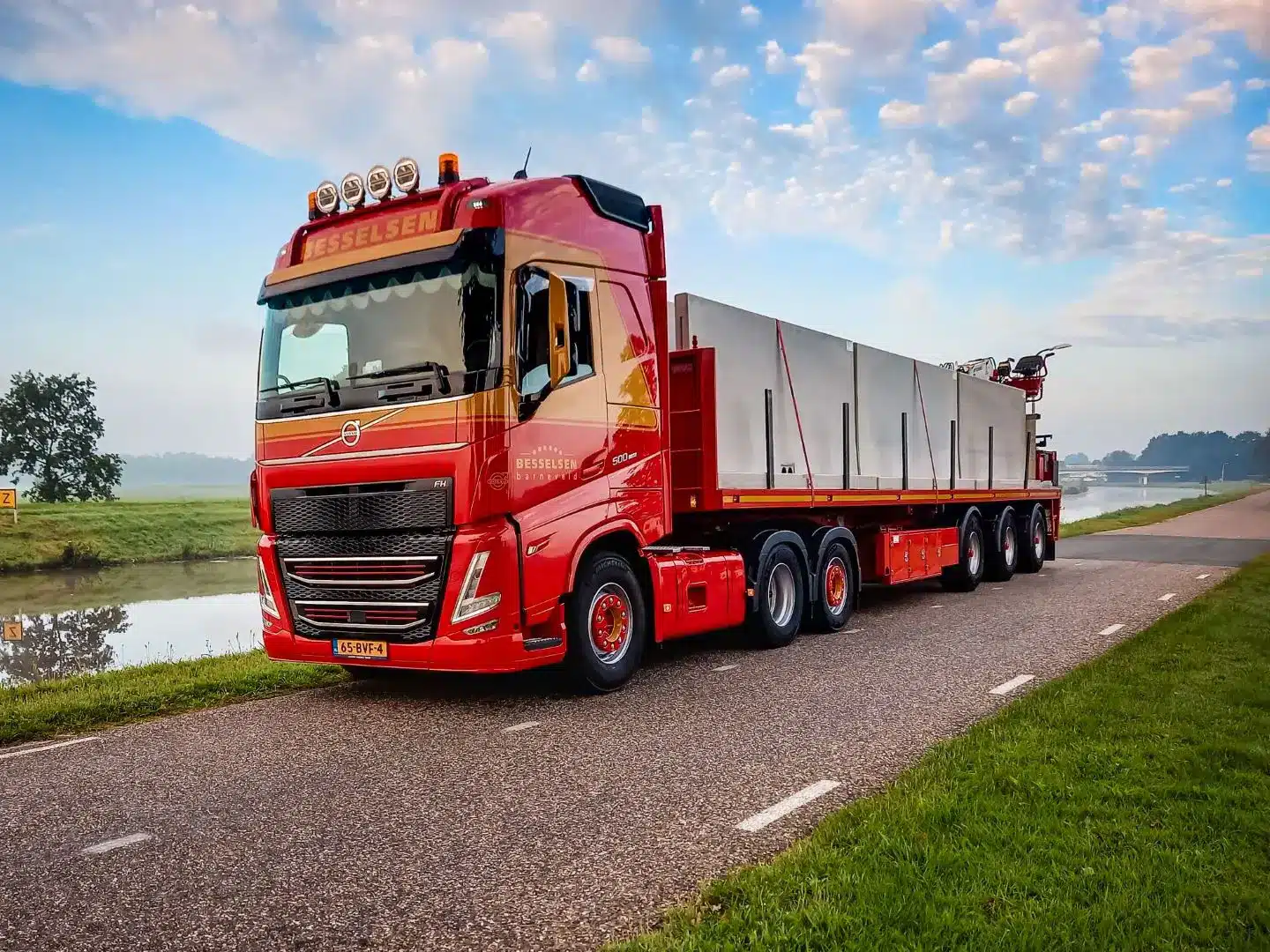 Lkw transportiert Stützwände auf einem Tieflader für die Lieferung zur Baustelle