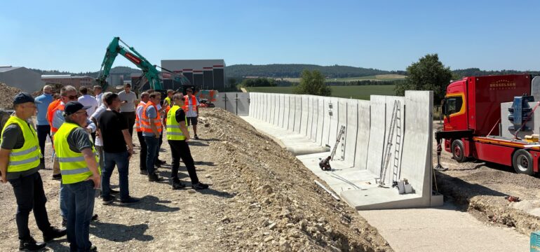 Besucher betrachten eine Demonstration mit Stützwänden beim Bosch Beton Demotag 2026 in Münsingen